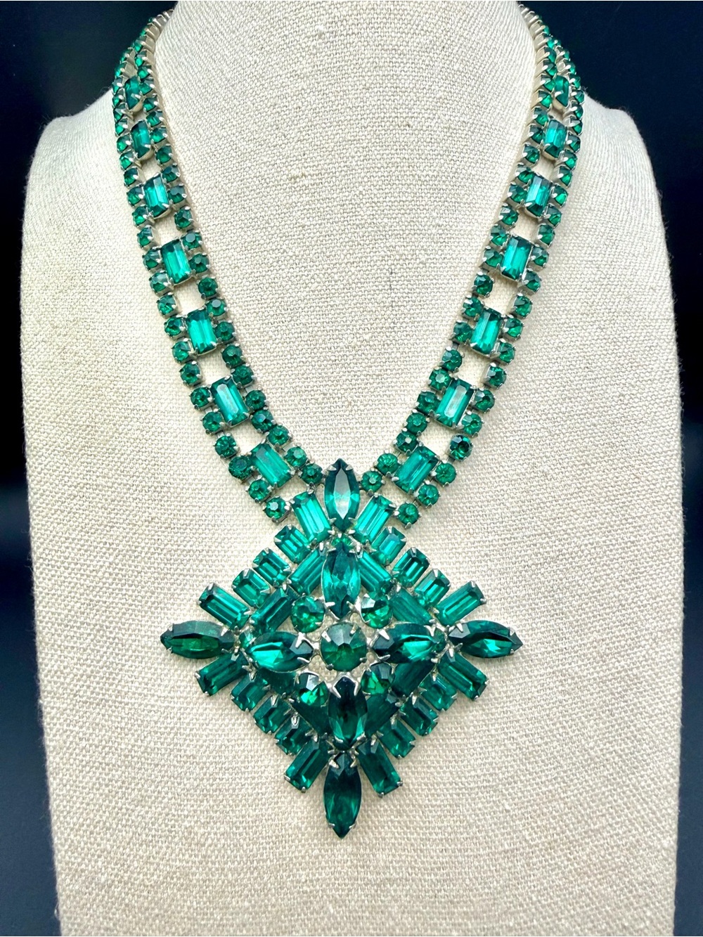 Vintage Emerald Green Rhinestone Bib Necklace Statement Runway Glass Silver Tone